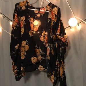 ✨FINAL PRICE DROP!✨ Flowered kimono
